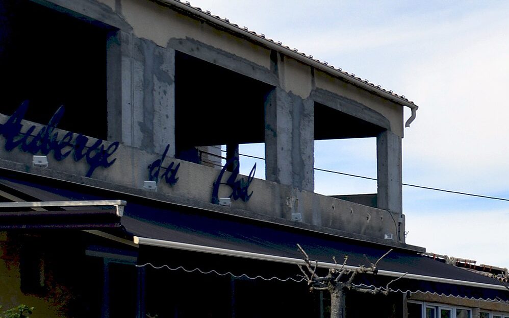 La façade de l’Auberge du Col et son enseigne, au col Saint-Georges