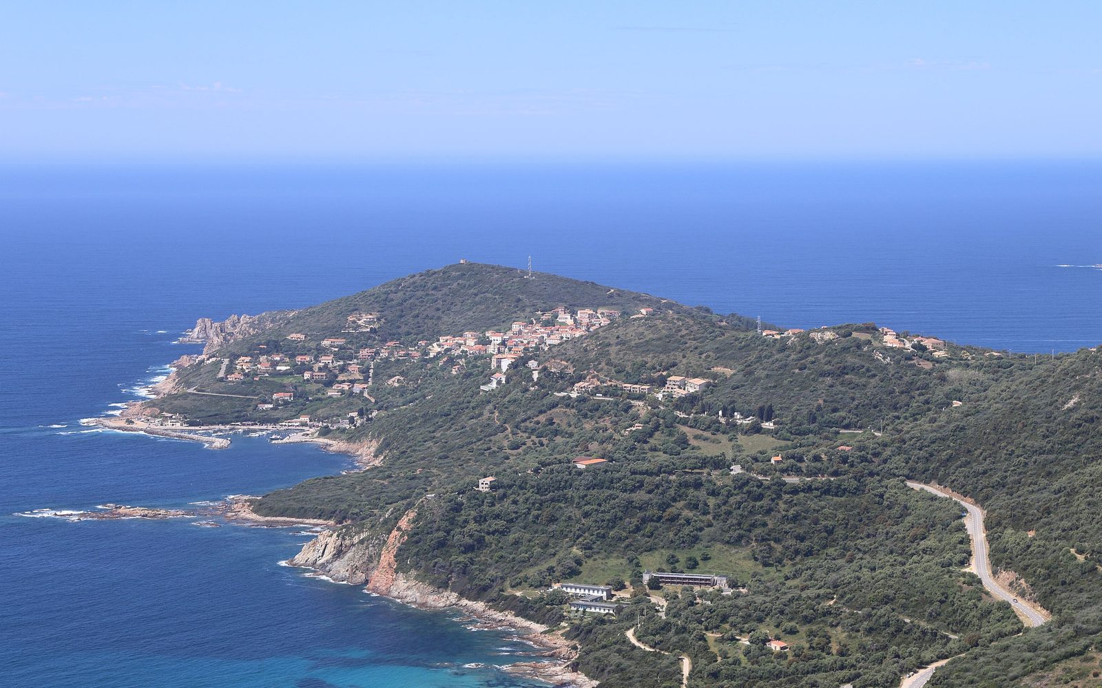 Le village de Cargèse sur son promontoire, son port en contrebas et la mer au large