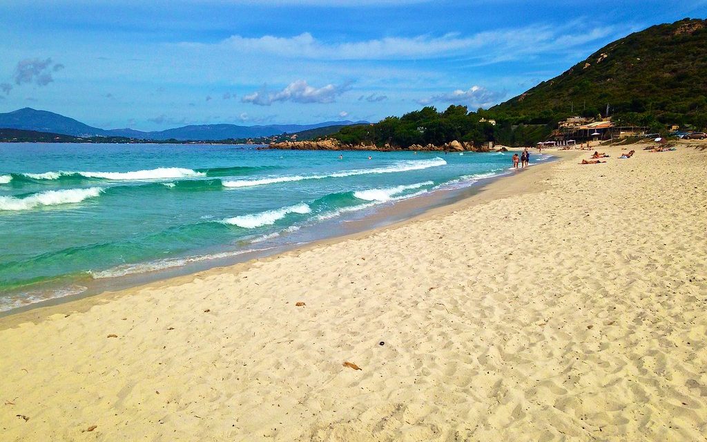 La grande plage de sable clair de Mare e Sole, la mer turquoise et les collines du golfe