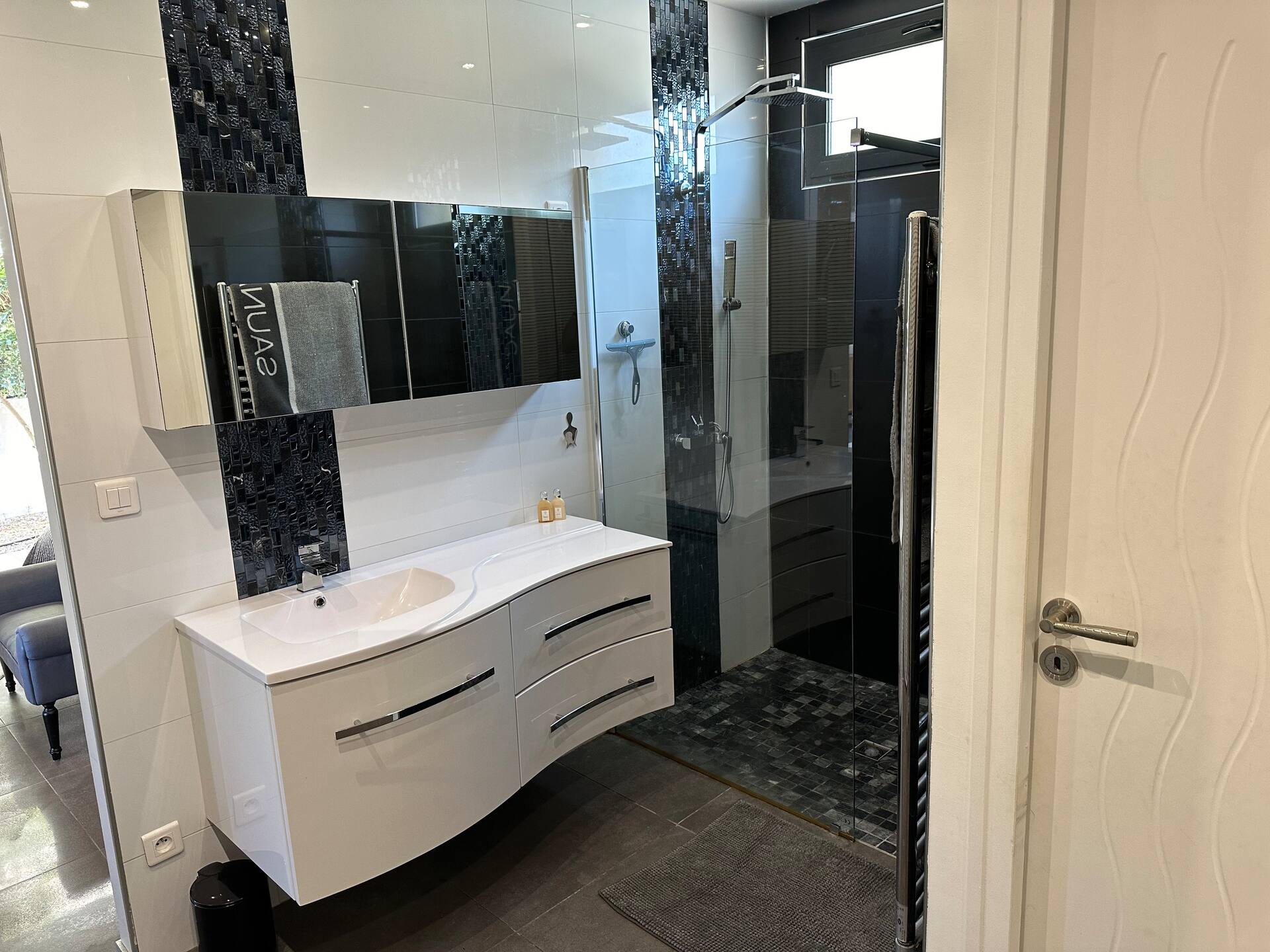 Salle d’eau attenante à la suite, vasque et douche vitrée