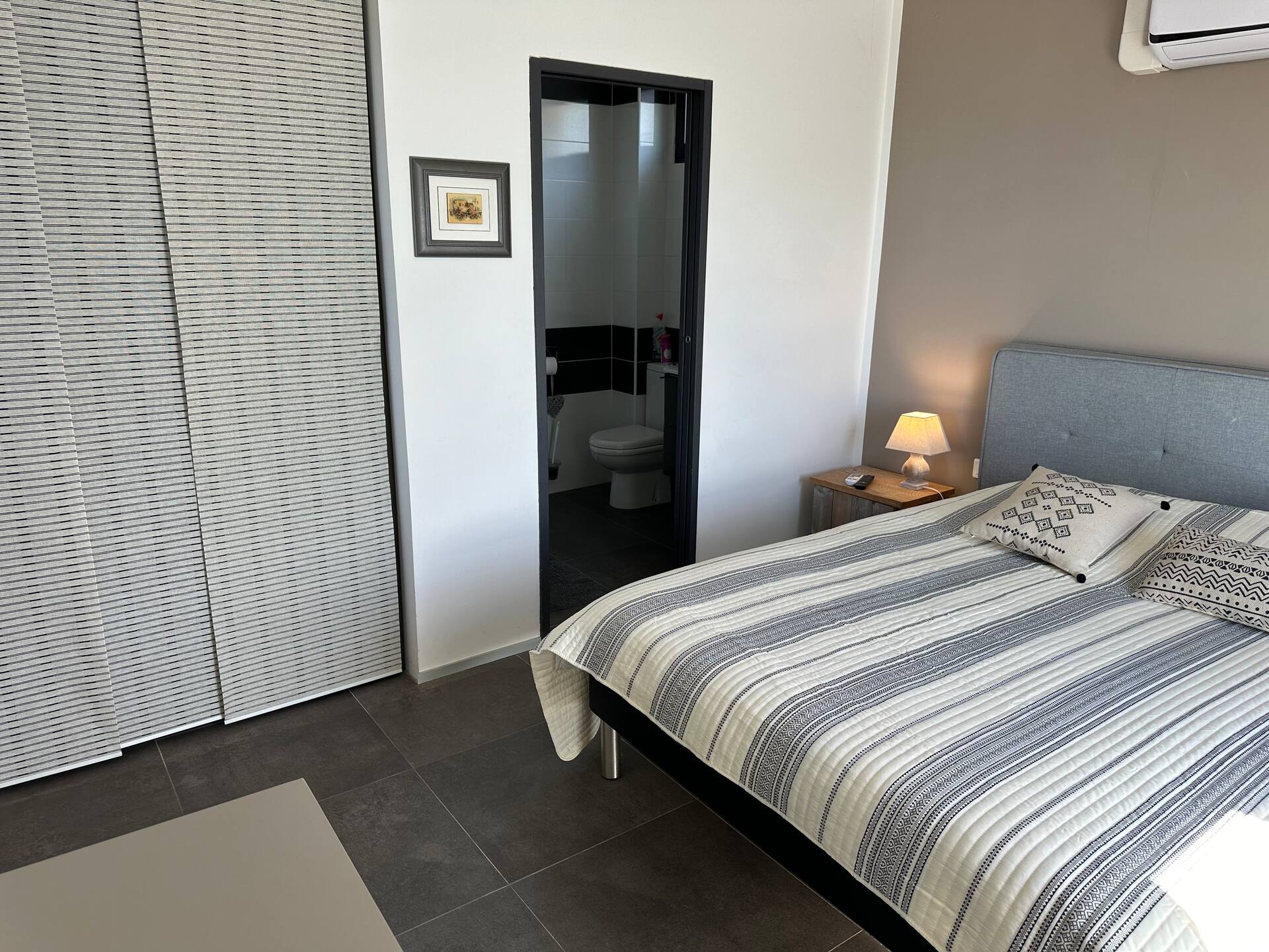 Chambre double, son placard et sa salle d’eau attenante