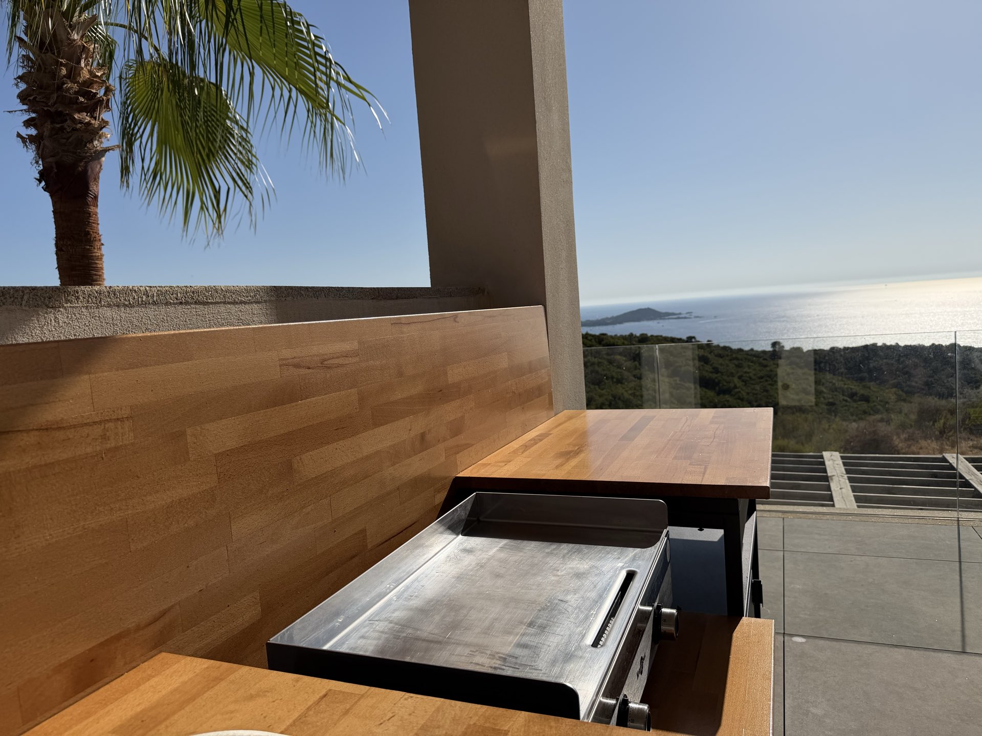 La plancha de la cuisine d’été, face à la mer et à la pointe rocheuse